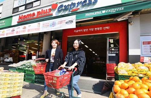 서울 영등포구 홈플러스 익스프레스 신길3점에서 고객들이 쇼핑을 하고 있다.사진=홈플러스 제공