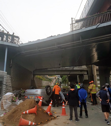 15일 오전 5시 21분경 부산 온천천 산책로 아래로 택시가 추락해 기사가 사망하고 승객이 의식불명에 빠지는 사고가 발생했다. (사진=부산지방경찰청)