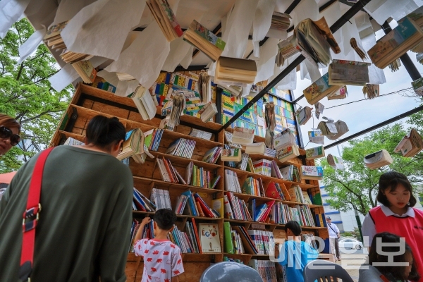 지난해 독서대전에서 선보인 시민책탑 모습. (사진=김해시)