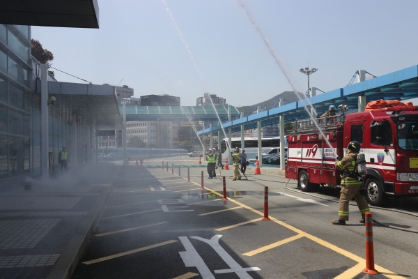 29일 오후 부산항 연안여객터미널에서 기동타격대가 사주경계를 선 가운데 폭발물 처리반(EOD)이 폭발물 의심 가방을 처리하고 있다.