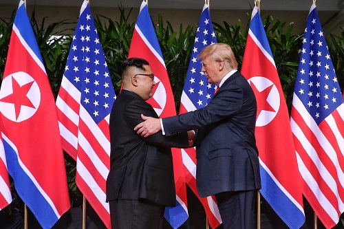 지난해 6월 12일 도널드 트럼프 미국 대통령과 김정은 북한 국무위원장이 싱가포르 센토사 섬 카펠라호텔에서 만나 인사하고 있다. 사진=연합뉴스
