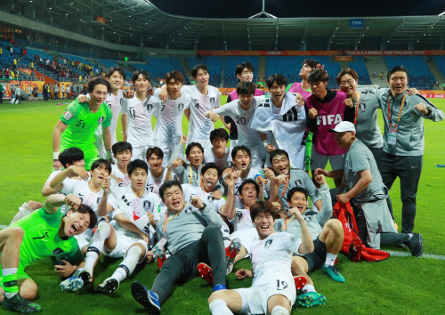 에콰도르를 물리치고 U-20 월드컵 결승에 진출한 한국 선수단이 기념 촬영을 하고 있다. 사진= 연합뉴스.