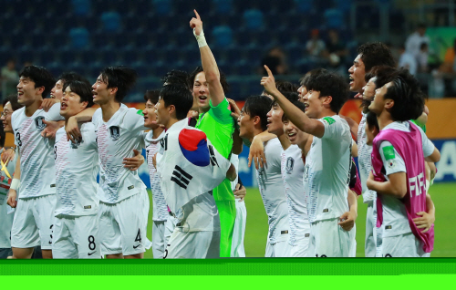 U-20 대표팀 이강인 등 선수들이 그라운드에 서 어깨동무를 한 채 관중석을 바라보고 있다. 사진= 연합뉴스.