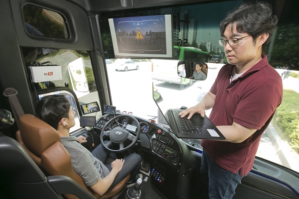 KT가 자율주행 버스를 활용해 서울 강북 지역에서 5G-V2X 기술을 실증하고 있다. 사진=KT 제공