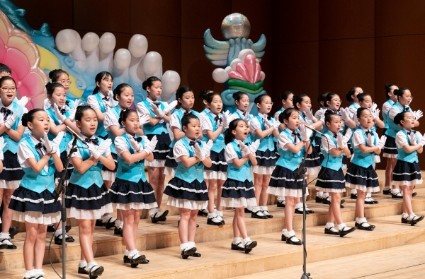 현대해상은 지난 14일 서울 여의도 KBS홀에서 ‘제10회 어린이 교통안전 동요제’를 개최했다. 대상곡‘나부터! 우리함께!’를 부른 부산 용수초등학교(사진) 어린이들이 노래하고 있다. 사진=현대해상