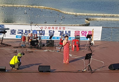 공연무대에서 가수 김아리 무정한 사람 열창 모습