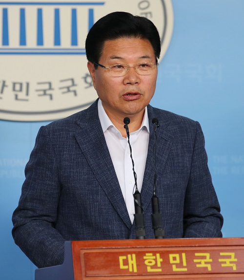 자유한국당 홍문종 의원이 18일 여의도 국회 정론관에서 탈당 기자회견을 하고 있다. 사진=연합뉴스