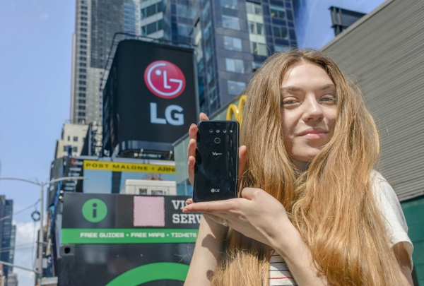 LG전자 모델이 미국 뉴욕 타임스스퀘어에서 지난달 31일 미국에 출시된 LG V50 씽큐를 소개하고 있다. 사진=LG전자 제공