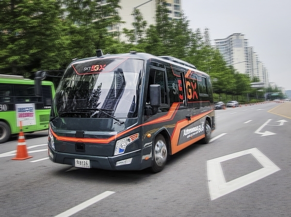 SK텔레콤 5G 자율주행 버스가 서울 상암 DMC 지역을 5G·V2X 융합 자율주행으로 달리고 있다. 사진=SK텔레콤 제공