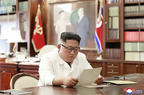 조선중앙통신이 23일 홈페이지에 공개한 사진에서 김정은 북한 국무위원장이 집무실로 보이는 공간에서 트럼프 대통령의 친서를 읽는 모습. 사진=연합뉴스