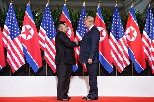 지난해 6월 12일 도널드 트럼프 미국 대통령과 김정은 북한 국무위원장이 싱가포르 센토사 섬 카펠라호텔에서 만나 인사하고 있다. 사진=연합뉴스