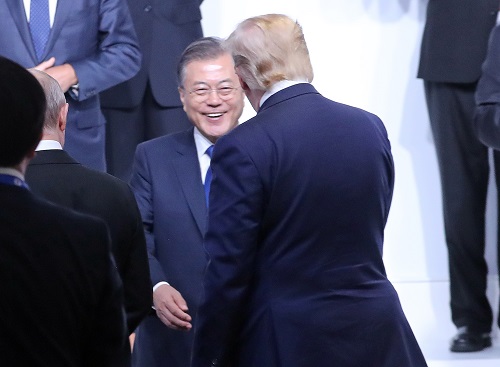 문재인 대통령이 28일 오전 인텍스 오사카에서 열린 G20 정상회의 공식환영식에서 기념촬영 전 트럼프 미국 대통령과 인사하고 있다. 사진=연합뉴스