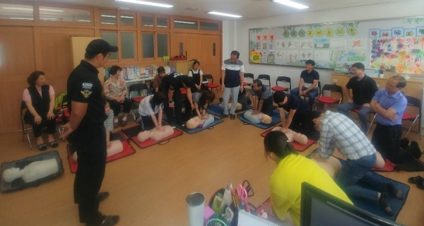 지난 10일 보길 동초등학교를 방문해 교직원 20명 대상으로 찾아가는 심폐소생술 교육을 실시하는 모습.(사진제공=완도해경)