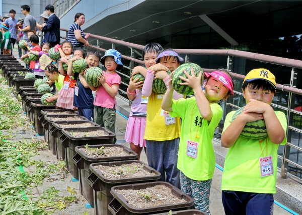 지난해 여름 금천구청 ‘금나래 하늘텃밭’에서 아이들이 수박따기 체험을 한 뒤 기념 촬영을 하고 있다. 사진=금천구 제공