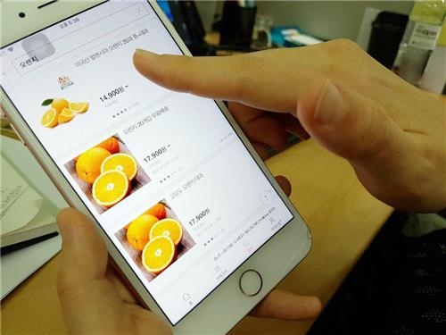 온라인쇼핑으로 과일을 구매하는 모습. 사진= 티몬.