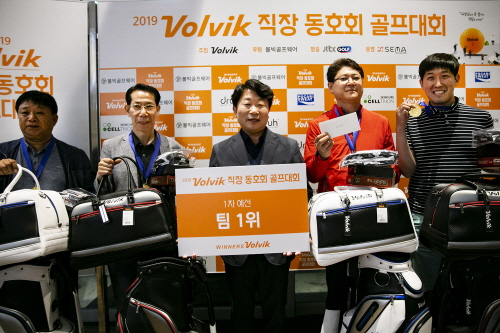 2019 Volvik 직장 동호회 골프대회 1차 대회 우승팀이 문경안 볼빅 회장(가운데)과 기념 촬영을 하고 있다. 사진= 볼빅.