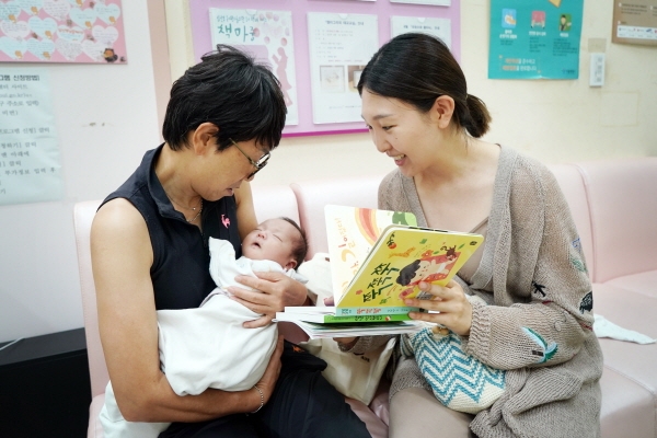 동대문구가 22일부터 18개월 이하 영유아에게 그림책 꾸러미를 선물하는 ‘서울형 북스타트’사업을 시작한다. 사진=동대문구 제공