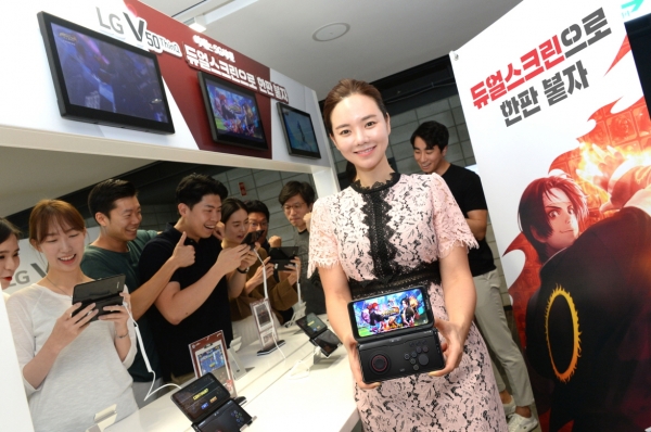 LG전자가 20~21일 롯데월드 아이스링크에서 LG V50 ThinQ 게임 페스티벌을 개최한다. LG전자 모델과 고객들이 LG V50 ThinQ와 LG 듀얼스크린으로 모바일 게임을 즐기고 있다. 사진=LG전자 제공
