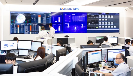 대한항공이 지난 18일 서울 강서구 방화동 소재 전산센터 안에 클라우드 커맨드센터(Cloud Command Center)를 오픈했다. 앞으로 이곳에서 대한항공의 네트워크, 데이터센터 및 보안 운용을 실시간으로 관제하게 된다. 사진은 라우드 커맨드센터의 전경. 사진=대한항공 제공