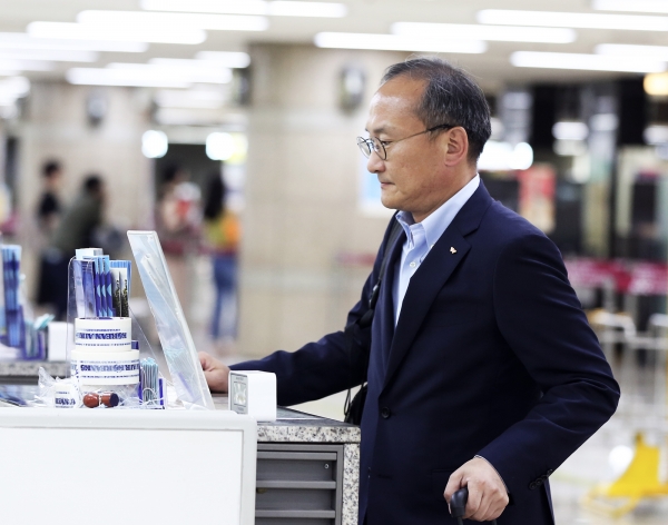 SK하이닉스 CEO 이석희 사장이 21일 오후 김포국제공항을 통해 일본으로 출국하고 있다. 사진=SK하이닉스 제공
