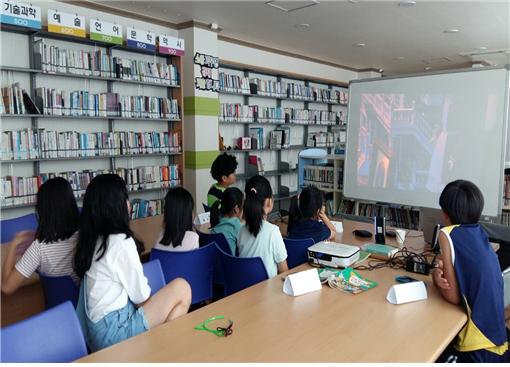 지난해 운영한 작은 도서관으로 '찾아가는 여름 독서교실' 운영 모습.(사진제공=광주광역시 서구)