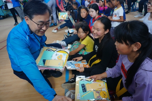 지난 24일 국제자원활동을 위해 몽골을 방문한 유성훈 금천구청장(왼쪽)이 몽골 바양노르솜 현지 청소년들에게 학용품을 선물하고 있다. 사진=금천구 제공
