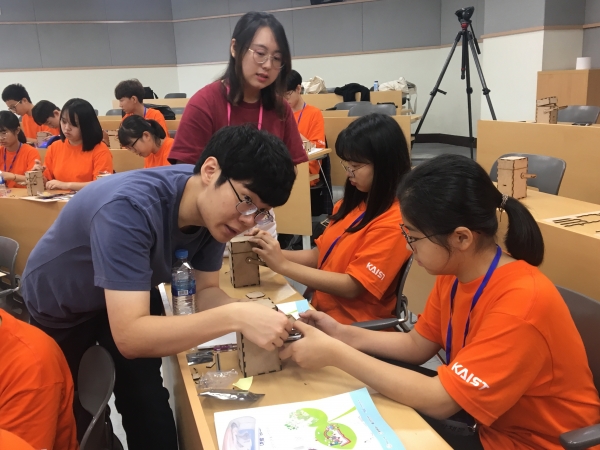 한화-KAIST 청소년 여름과학캠프에 참가한 멘토와 멘티들이 헝그리봇을 만드는 체험활동을 진행하고 있다. 사진=한화그룹 제공