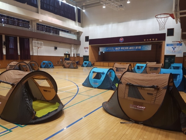 양천구가 15일까지 양서중학교 체육관에 최대 80명까지 수용 가능한 개별 텐트를 설치, 구민들에게 개방한다. 사진=구로구 제공