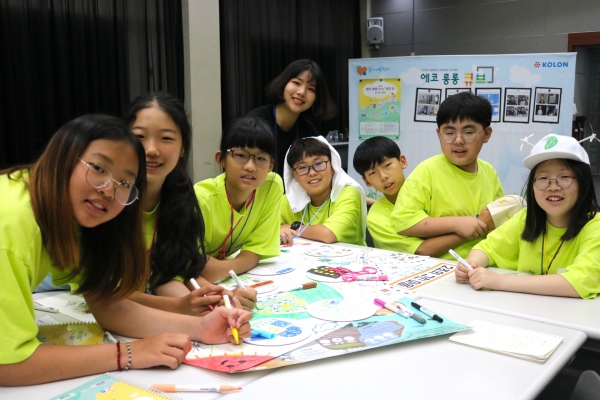 '제6회 에코 롱롱 Plus 캠프' 참가 학생들이 친환경 에너지 그린마을을 설계하며 기념촬영을 하는모습. 사진=코오롱그룹 제공