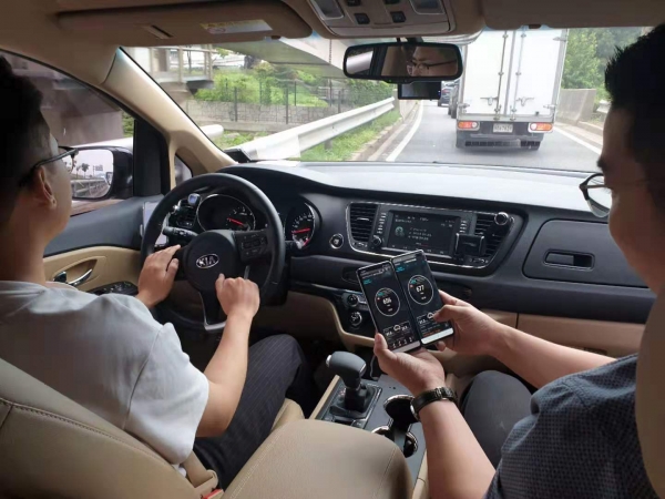 LG유플러스 직원이 강변북로에서 자동차로 이동하면서 5G 속도품질을 테스트하고 있다. 사진=LG유플러스 제공