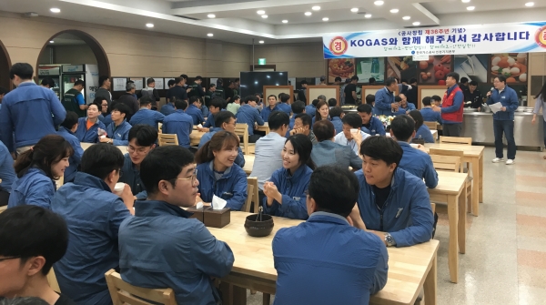 한국가스공사 인천LNG기지본부 36주년 창립식 직원들과 함께 하는 모습