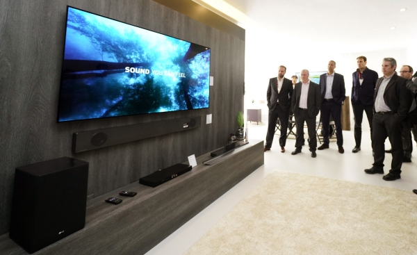 유럽 거래선 관계자들이 2019년형 LG 올레드 TV를 살펴보고 있다. 사진=LG전자 제공