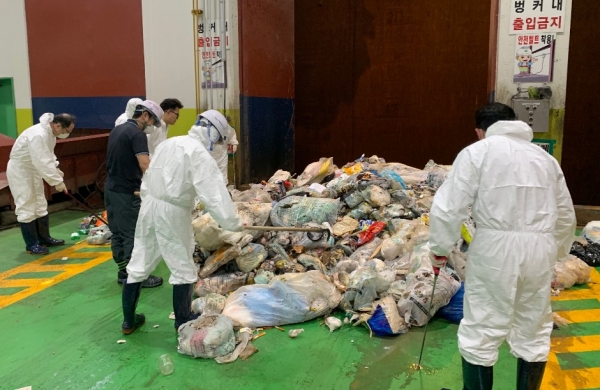 청소자원과 관계자 수원시자원회수시설에서 반입 쓰레기 샘플링 작업 (제공=수원시)