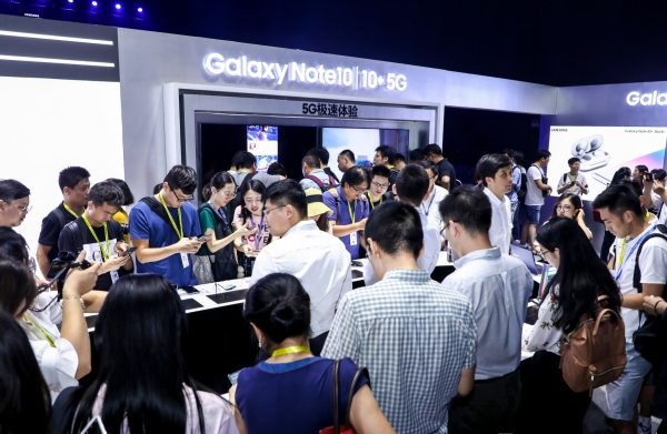 지난 21일(현지 시간)에 중국 베이징에서 진행된 갤럭시노트10 출시 행사에 참석한 미디어들이 제품을 체험하고 있다. 사진=삼성전자 제공