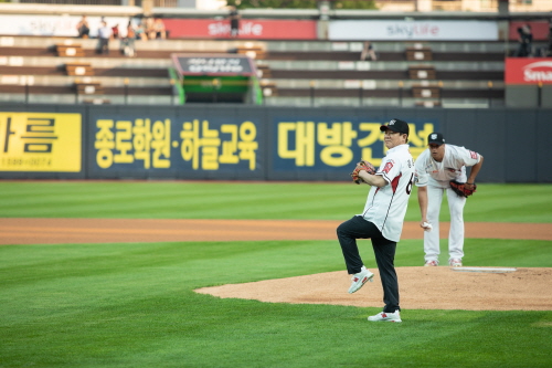 김윤식 신협중앙회 회장이 22일 열린 KT위즈 대 롯데자이언츠와의 경기에 앞서 시구를 하고 있다. 사진/신협