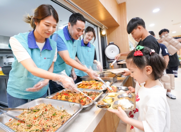신세계푸드는 지난달 31일 서울 서대문구 천연동 구세군 서울후생원에서 제빵사를 꿈꾸는 보육시설 원생들을 돕기 위한 ‘찾아가는 베이킹 클래스’를 실시후 배식하고 있는 모습. 사진=신세계푸드 제공