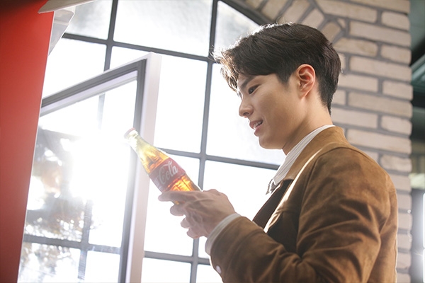 박보검 'Coke & Meal' TV 광고 비하인드 컷. 사진=코카-콜라.