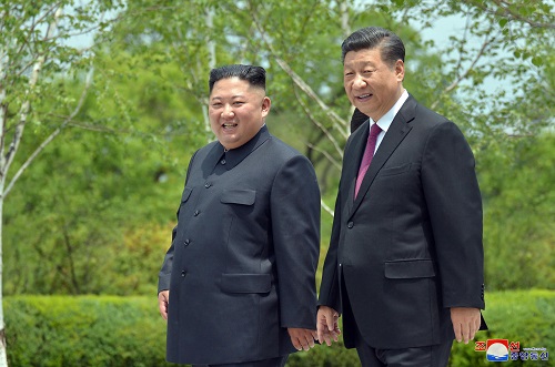 영빈관 산책하는 시진핑 중국 국가주석(오른쪽)과 김정은 북한 국무위원장. 사진=연합뉴스