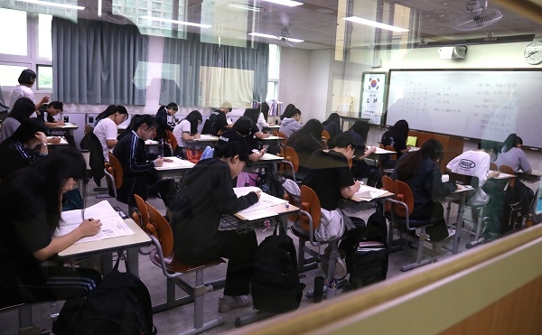 지난 4일 서울 마포구 상암고등학교에서 고3 학생들이 '2020학년도 대학수학능력시험 9월 모의평가' 시험을 보고 있다. 사진=연합뉴스 제공