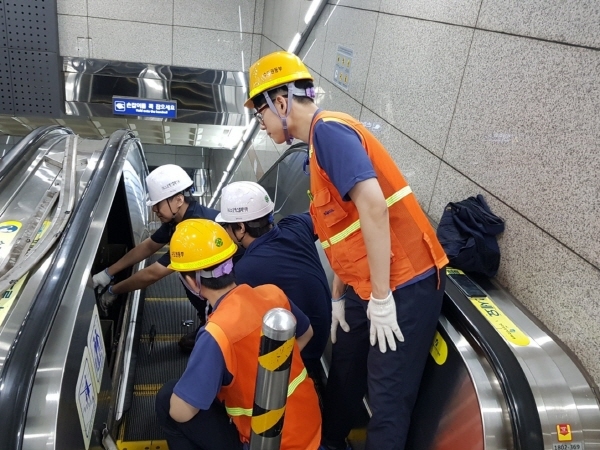 지난달 23일 분당선 수서역에서 코레일 건축분야 직원들이 한국승강기안전공단과 에스컬레이터를 점검하고 있다. 사진=코레일 제공