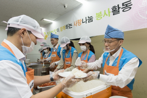 강승중 수출입은행 전무이사(사진 맨오른쪽)가 10일 임직원들과 함께 서울역 인근 무료급식소 '따스한 채움터'를 찾아 노숙인들을 대상으로 배식 봉사를 하고 있다. 사진/한국수출입은행