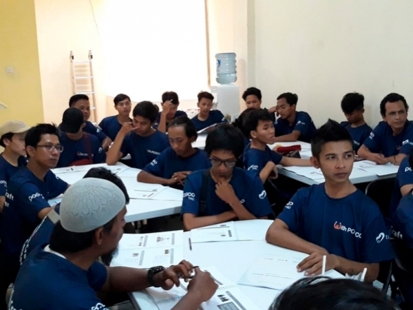 포스코건설의 인도네시아 건설기능인력 양성교육센터에서 교육생들이 강의를 듣고 있다. 사진=포스코건설 제공