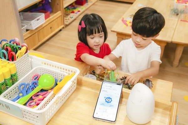 SK텔레콤의 공기질 측정 플랫폼 ‘에브리에어’가 설치된 어린이집에서 아이들이 놀고 있다. 사진=SK텔레콤 제공