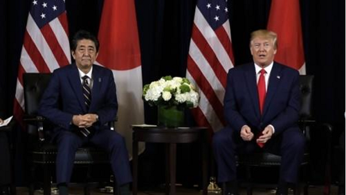 도널드 트럼프 미국 대통령(오른쪽)과 아베 신조 일본 총리가 25일(현지 시간) 유엔 총회가 열리고 있는 미 뉴욕의 인터콘티넨털 바클레이 호텔에서 회담하고 있다. 사진=연합뉴스