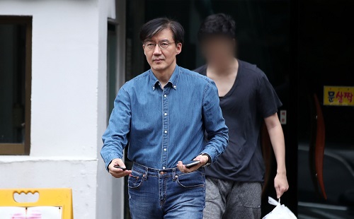 조국 법무부 장관이 22일 오후 서울 서초구 방배동 자택에서 아들과 함께 나오고 있다. 사진=연합뉴스