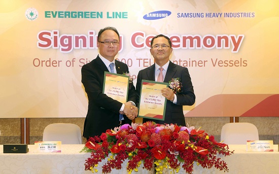 삼성중공업 남준우 사장이 에버그린 앵커 창(Anchor Chang) 회장(왼쪽)과 계약서 서명 후 악수를 하고 있는 모습. 사진=삼성중공업 제공