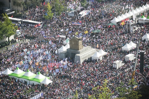 한글날인 9일 서울 광화문광장에서 범보수단체 주최로 열린 '조국 법무부 장관 사퇴 촉구 집회'에 시민들이 참여해 있다. 사진=연합뉴스