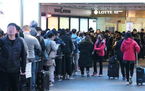 서울 시내 한 면세점 앞에 입장을 기다리는 관광객들이 줄지어 서있는 모습. 사진= 연합뉴스.
