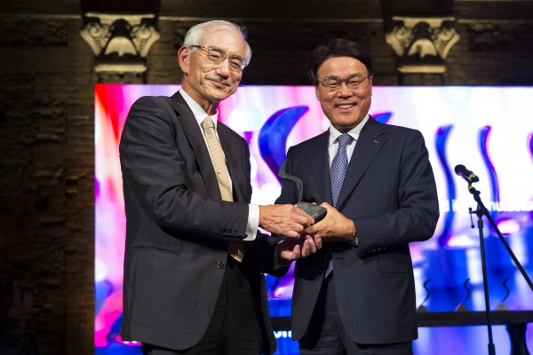최정우 포스코 회장이 세계철강협회 2019 스틸리어워드에서 올해의 혁신상을 수상하고 있다. 사진=세계철강협회 제공