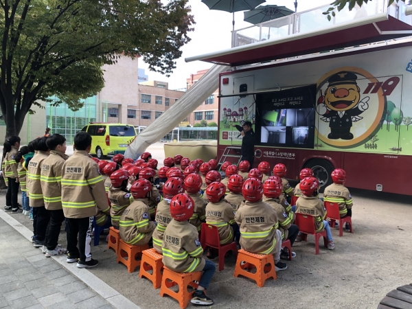 구로구가 15일 서울고산초등학교 학생들을 대상으로 ‘어린이 안전체험의 날’ 행사를 열었다. 사진=구로구 제공